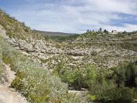Rando -Gorges de la Méouge  Le village de Pomet. A gauche, on aperçois le sentier.