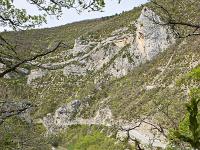 Rando -Gorges de la Méouge  Les gorges et la route qui longe le torrent.