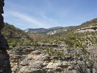 Rando -Gorges de la Méouge  Vue vers l'Ouest depuis le Rocher du Château que l'on aperçois à droite de la photo.