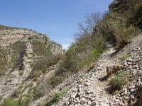 Rando -Gorges de la Méouge  Le Rocher du Château à gauche et à droite le sentier.