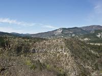 Rando -Gorges de la Méouge  Je quitte maintenant les gorges. On aperçois au loin au centre, le village de Barret-le-Bas.