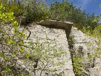 Rando -Gorges de la Méouge  Une partie du bâti adossée à la roche.
