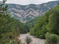 A l'Est de Saint Symphorien  Le torrent cité précédemment. Au loin, les crêtes de Vaumuse
