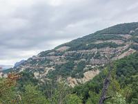 A l'Est de Saint Symphorien  Vue sur la partie nord de Vaumuse, montagne d'environ 7km de long qui s'étend du Nord au Sud entre le col de Mounis et le village de Sourribes et culmine à 1435 m