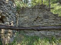 A l'Est de Saint Symphorien  Ruines du hameau de La Baumelle