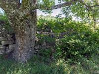 A l'Est de Saint Symphorien  Muret près de la ferme de Mens