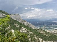 Boucle via le Pas de l'Essaillon  Vue sur le rocher de Pierre Impie et le panorama au Nord. L'orage arrive ! ...