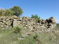 Restanques et enclos  La façade Ouest du cabanon