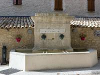 Revest-du-Bion  «d.o.m. qui eduxit aquam de petra» Les initiales d.o.m., que l’on retrouve sur quelques monuments, et sur la fontaine de Reillanne, signifient habituellement « Deo Optimo Maximo » (A Dieu très bon, très grand, qui fit jaillir l’eau de la pierre), Cette fontaine est la seule du village.
