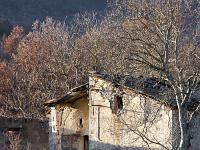 Ferme ruinée de la Tuilière à Ribiers  Zoom sur la partie habitation avec sa terrasse couverte couverte donnant sur l'Est