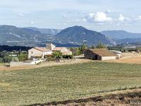 Les Romeyères  Ferme des Damians. On voit bien la citadelle de Sisteron sur la droite