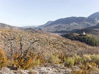Chemin d'Aubard  Vue vers l'Est. En face de droite à gauche, les montagnes de Pelegine-Boudeichard et Sumiou. A droite en arrière plan, la montagne de Lure