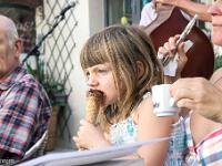 forcal-fillette-glace-1  Miam miam ! ... 1/3 (Forcalquier)