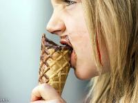 forcal-fillette-glace-3  Miam miam ! ... 3/3 (Forcalquier)