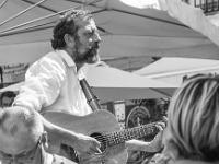 Scènes de rue  Musicien - Place Saint Michel à Forcalquier