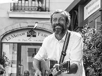 Scènes de rue  Musicien - Place Saint Michel à Forcalquier