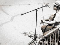 Scènes de rue  Musicien à Sisteron