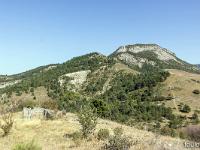 Séderon - La Tour  Je continue ma montée pour arriver au site de la tour. Cette tour construite au sommet de la colline pourrait faire apparemment partie d’un réseau de tours de guet assurant la défense avancée de la forteresse de Mévouillon ...