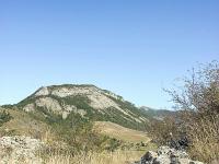 Séderon - La Tour  J'arrive à l'emplacement du castrum dont on voit ici des vestiges et de la tour ...