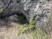 Séderon - La Tour  Une ancienne bergerie dans la roche sous la Tour à l'Est ...