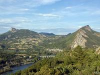 Sisteron - Le Collet  Vue vers le Nord/Est. Au loin de gauche à droite : Gache, le col de Mézien et la Baume. Au centre, le quartier de la Baume et le pont SNCF sur le Buech