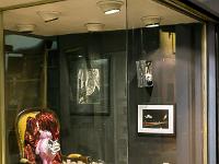 Sisteron de nuit  Rue Droite basse - Vitrine Grain 2 scelleries, comme un brin de folie ! ...
