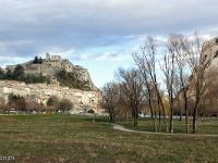 Sisteron  Vue sur la ville, la citadelle et le rocher de la Baume depuis le plan d'eau