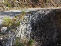Sisteron - Route Napoléon  Un peu plus loin, se trouve cet empierrement sous lequel est percé un petit tunnel permettant le passage de l'eau de pluie
