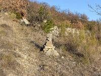 Sisteron - Route Napoléon  Je quitte la piste pour prendre un très ancien sentier qui me raménera 1km plus bas sur la route Napoléon empreintée précédemment. Je n'ai pas pu m'empêcher de faire un petit caïrn ! ...