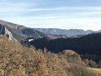 Sisteron - Soleillet / Buech  Vue vers l'Est. De droite à gauche : Montagne du Molard, Plateau du collet et citadelle de Sisteron,  le Rocher de la Baume et au loin les crêtes de Vaumuse