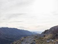 Sommet de Dromon  Autre vue vers le Sud/Est depuis le sentier. A gauche, les crêtes de Vaumuse (1435 m). A ces pieds, la vallée du Vançon