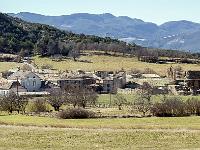 Saint André de Rosans  Vue générale du village. A droite le prieuré bénédictin