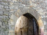 Saint André de Rosans  Porte Eyguière ou porte de l'eau (XIVe), ainsi nommée en référence à l'eygues qui signifie l'eau et qui fermait le village dans ses remparts aujourd'hui disparus.