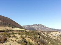 Serre d'Autruy - St André de Rosans  Vue vers l'Est. Au loin la montagne de Maraysse (1564 m)