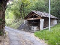 Tour de la Baume  Le lavoir à la Baume sur l'ancienne route d'Entrepierres