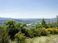 Tour de la Baume  Peu après, la vue se dégage vers le Sud. Au 1er plan, le plateau de Salignac. Au loin, le plateau de Valensole