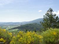 Tour de la Baume  Au 1er plan, la montagne de Briasc (698m). On aperçois au loin les villages de Peipin et d'Aubignosc