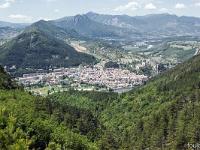 Tour de la Baume  D'ici, une vue plongeante sur la vieille ville de Sisteron et sa citadelle. A gauche, le Molard (920m). Sous son hubac, la Marquise ensuite le Collet puis la vallée du Buech et tout à droite, le plateau de Soleillet