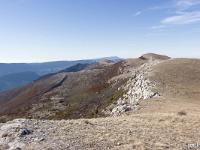 Montagne de Mare  Vue vers l'Est. Au loin, le Ventoux. A gauche, les crêtes de Lure