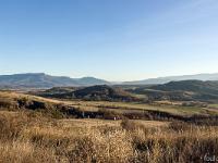 Autour d'Upaix  Vue vers le Sud. Au loin à droite, les crêtes de Lure. Au loin au centre la clue de Sisteron
