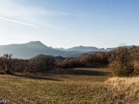 Autour d'Upaix  Vue vers l'Ouest. A gauche, la montagne de Chabre (1393 m). A ces pied, on aperçois dans l'ombre la petite ville de Laragne-Monteglin