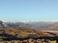 Autour d'Upaix  Vue vers le Nord depuis Upaix. On aperçois bien le village de la Saulce au loin au centre et celui de Claret à droite. En arrière plan, la barre des Ecrins. A gauche au second plan, le rocher de Chantelle (1047 m) et le pic de Crigne (1263 m)