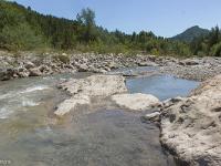 Au fil du Vançon  Eau limpide. Au loin à droite le sommet de La Tour (841m)