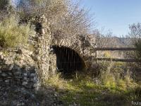 L'Escale - Vière ou Ville Vieille  Ruines du village. Sous cette voûte se trouve une cave qui se prolonge à droite en direction du Sud (voir photo suivante)