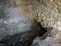 L'Escale - Vière ou Ville Vieille  Une cave qui se prolonge vers la droite. Impossible d'entrer car une grille empêche de pénètrer ce lieu