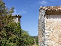 Le vieux Montsalier  Retour vers l'Est et ce qui fut le centre du village. Ici à droite, le mur sud en moellons. Il est plus recent (entre 1564 et 1704) ...