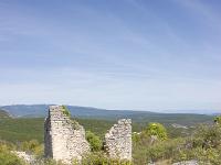 Le vieux Montsalier  Vue vers le Nord. Au loin, la montagne de Lure ...