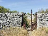 Le vieux Montsalier  L'entrée du cimetière ...