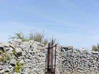 Le vieux Montsalier  Autre vue sur le cimetière ...