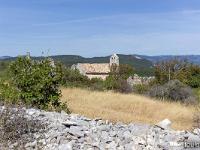 Le vieux Montsalier  Autre vue sur le village et l'église ...